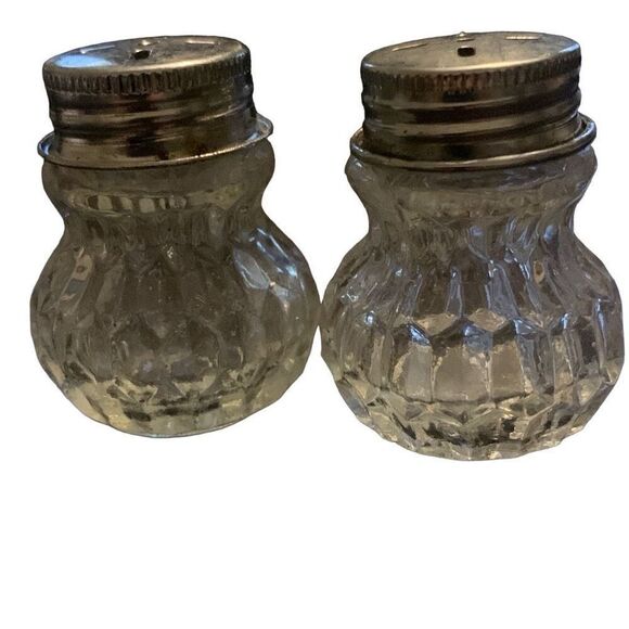 Vintage Mini Salt And Pepper Shakers Ridged Clear Glass Classic Americana - Picture 2 of 6